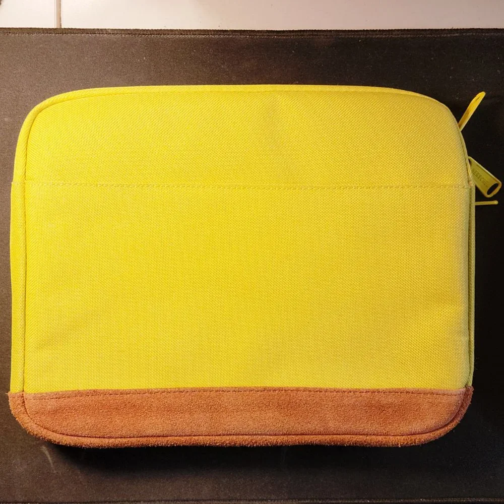 Authentic Herschel Pop Quiz Three-Pocket Tablet Sleeve, EUC - extremely rare